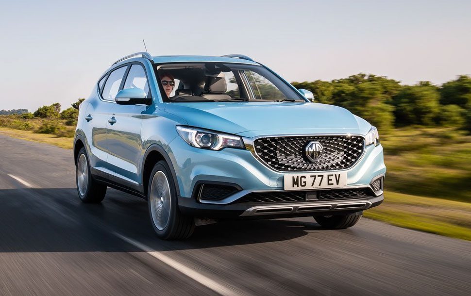 MG ZS EV rijdend schuin voor